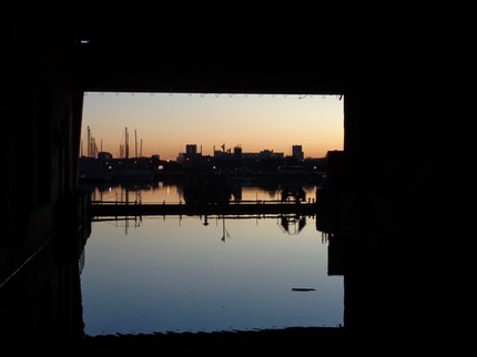 La nuit tombe sur la Base sous-marine 