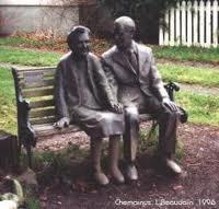 Statues sur un banc